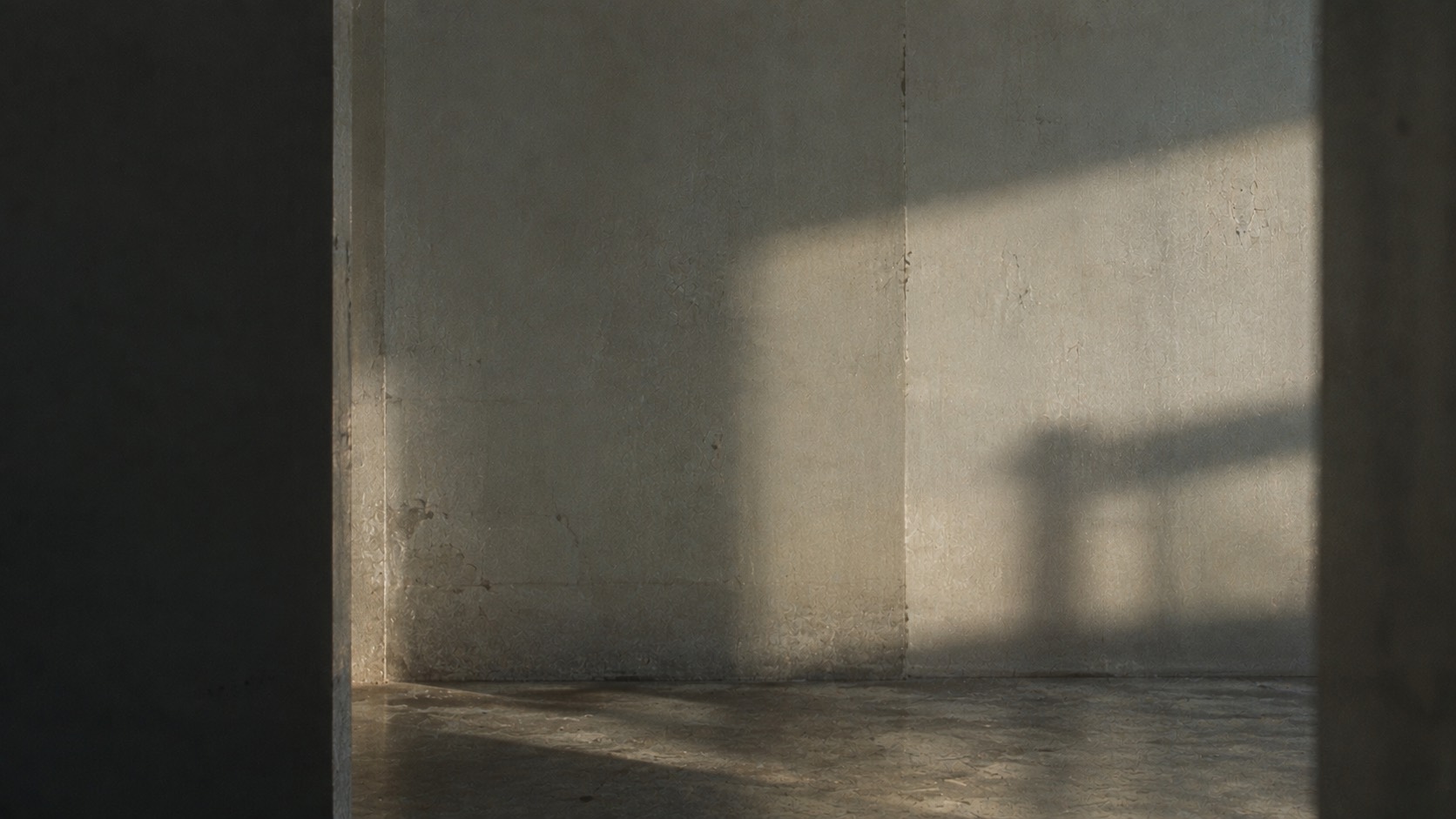 Image d'inspiration — A mi-voix : une ombre sur un mur, traversée de lumière
