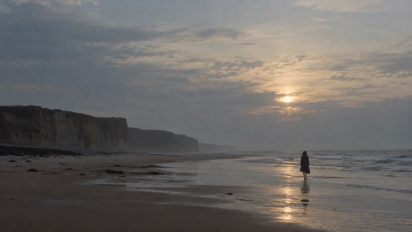 Image d'inspiration — Deux filles : une femme face à l'océan sur la côte normande